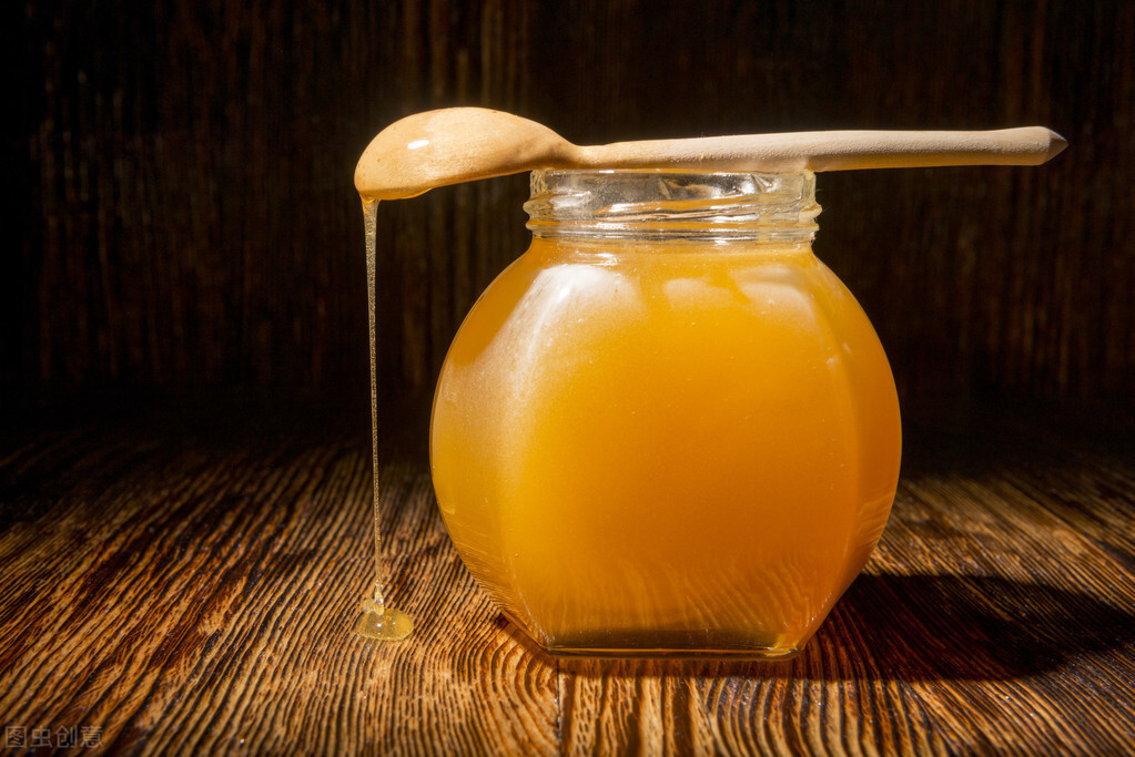 蜂蜜成豬油狀是什么原因（蜂蜜結(jié)晶成固態(tài)像豬油的原因）