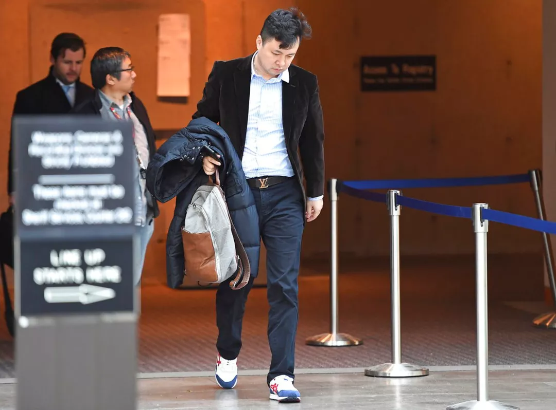 孟晚舟回國(guó)24小時(shí)后，她背后的男人火了