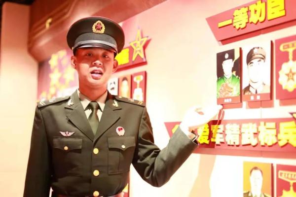 那個(gè)突然手握刺刀尖的戰(zhàn)士找到了(點(diǎn)贊,1米92的暖男) 那個(gè)突然手握刺刀尖的戰(zhàn)士找到了