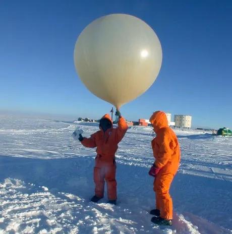 日本再現神秘白球：浮在空中不動，墜著未知物體，它到底是什么？