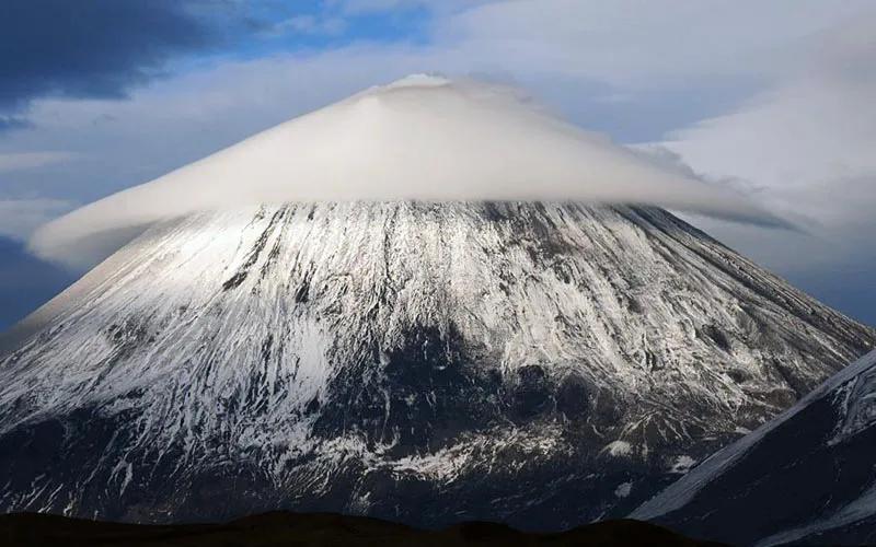 日本再現神秘白球：浮在空中不動，墜著未知物體，它到底是什么？