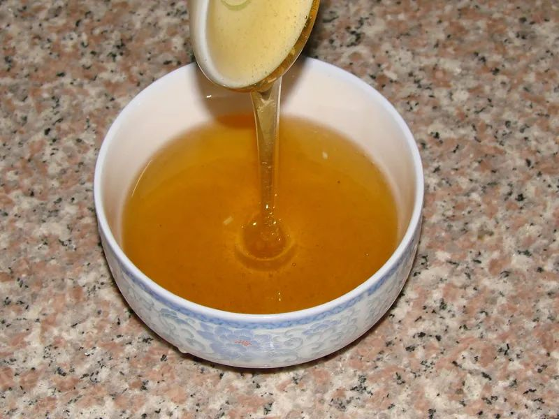 蜂蜜可以美白嗎(蜂蜜涂臉美白的正確方法和步驟) 蜂蜜可以美白嗎(蜂蜜涂臉美白的正確方法和步驟)