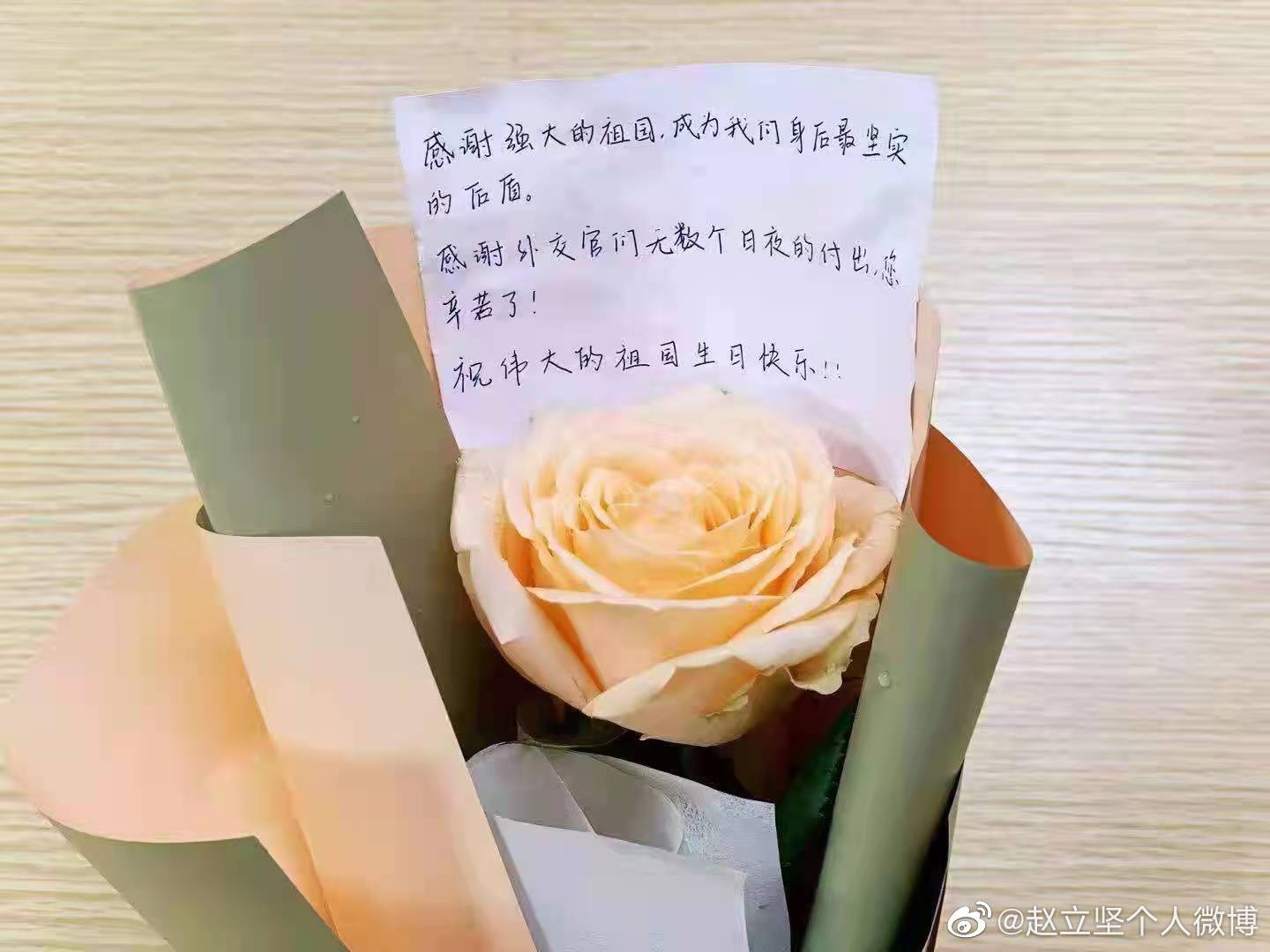 大學(xué)生獻(xiàn)花外交部感謝國家營(yíng)救孟晚舟，趙立堅(jiān)：深受感動(dòng)，也深受鼓舞