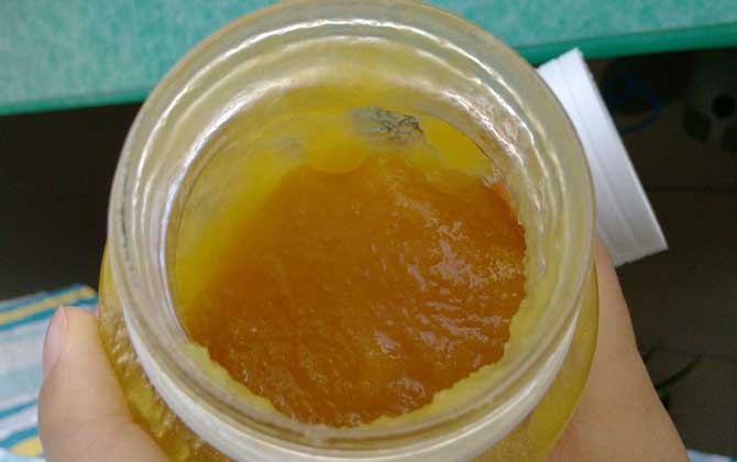 真蜂蜜和假蜂蜜有什么區(qū)別？除了外觀不同，氣味和口感也大不相同！
